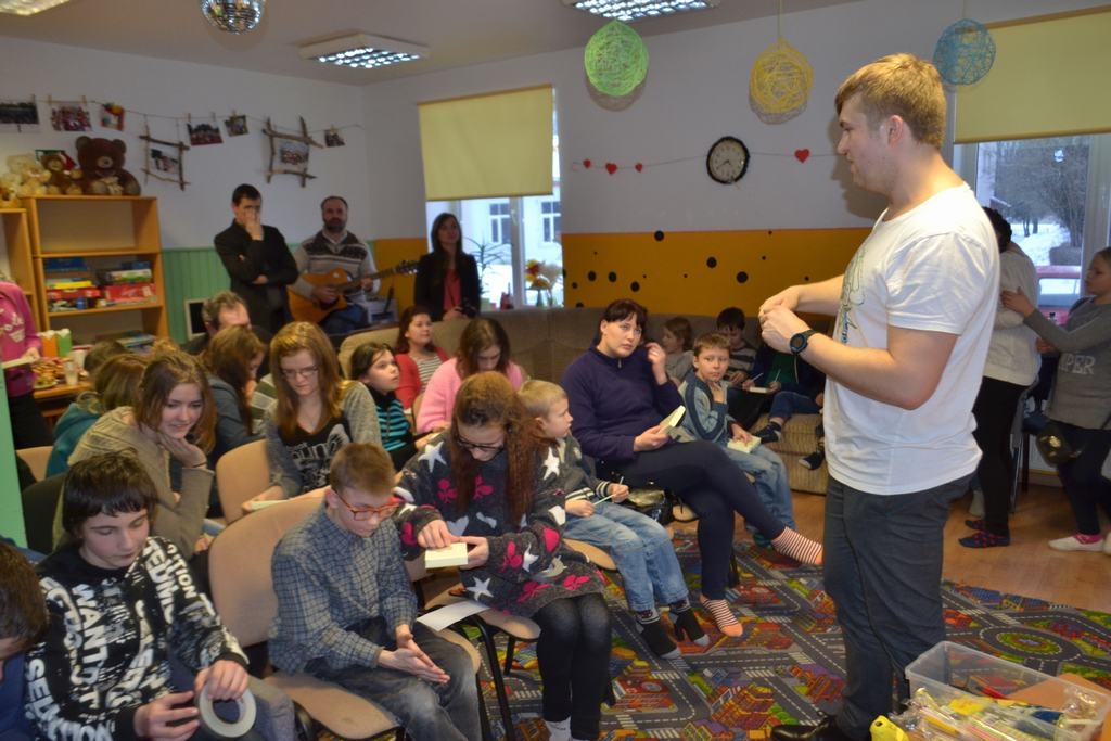 Fiziku iepazīst interesantā veidā. “Fizmix” pārstāvis Kārlis Kravis māca jaunjelgaviešiem, kā pagatavot automašīnu, kas darbojas ar piepūšamo balonu.
