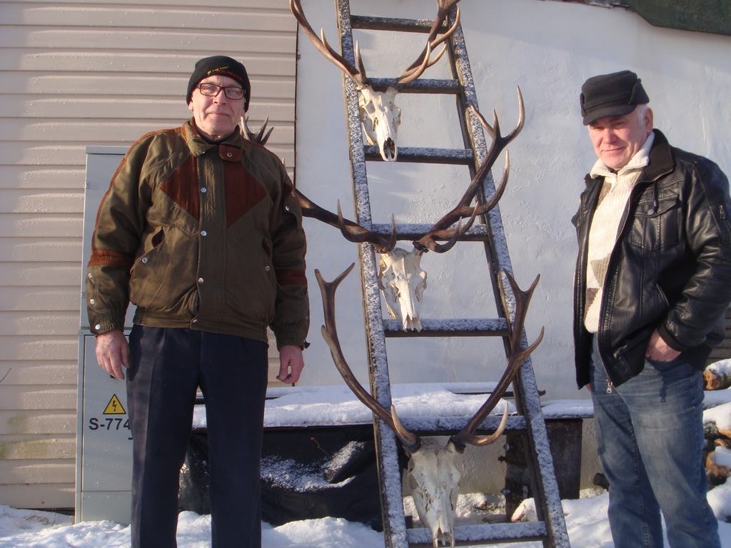 KOLEKCIJA. Daiņa Gintera (no labās) medību trofeju kolekcija. Blakus — mednieks Rihards Piļka.  
