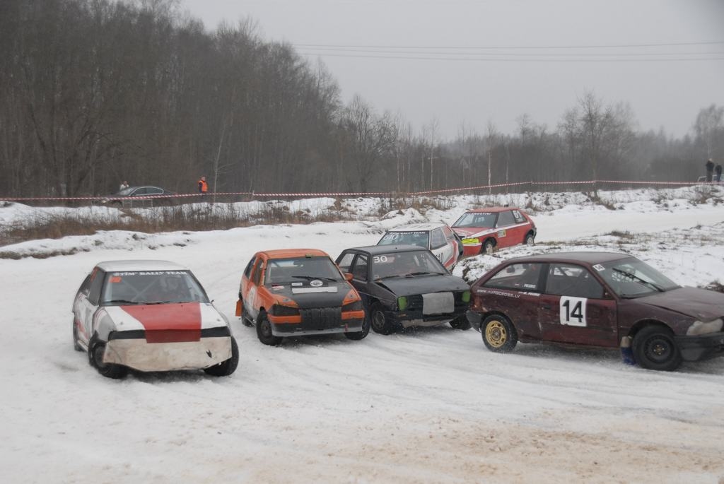 Trases sensācija. Lielāko pārsteigumu sacīkstēs Aizkrauklē sagādāja 13 gadu vecais jelgavnieks Matīss Pelēnis (mašīnā ar 14. numuru), folkreisā uzvarot krietni pieredzējušākus sportistus.                

Autors: Jānis Galviņš