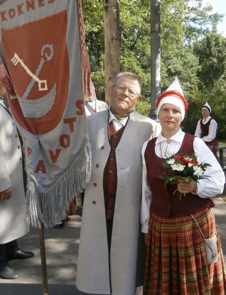 KOPĀ ARĪ DEJĀ. Inta Balode ar vīru Andri Dziesmu un deju svētkos. 
                     
Autors: no Intas Balodes ģimenes albuma