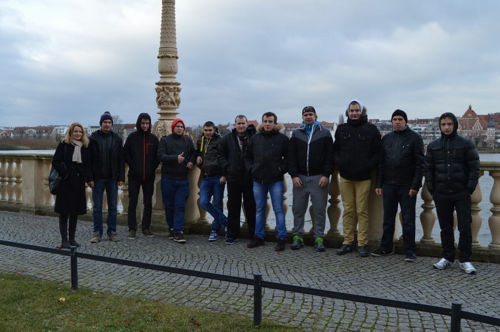 PRAKSĒ VĀCIJĀ. Aizkraukles profesionālās vidusskolas audzēkņi Vācijā paguva gan veikt darba devēja uzdoto, gan iepazīt apkārtnes skaistākās vietas.                                   

Autors: no Aizkraukles profesionālās vidusskolas arhīva 