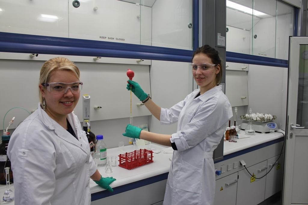 INTERESĒ ĶĪMIJA. Attēlā – koknesiete Jana Fedotovska (no labās) ar uzņēmuma “Grindeks” ķīmiķi analītiķi Aneti Miglāni kvalitātes kontroles
laboratorijā.                                                              
    
Autors: no uzņēmuma arhīva