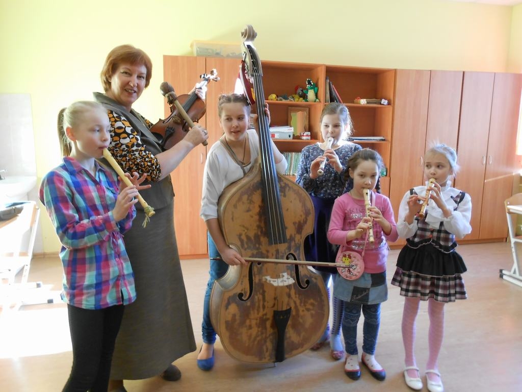 JAUNIE MUZIKANTI kopā ar Ingunu Žogotu.	
Autors: no skolas arhīva 