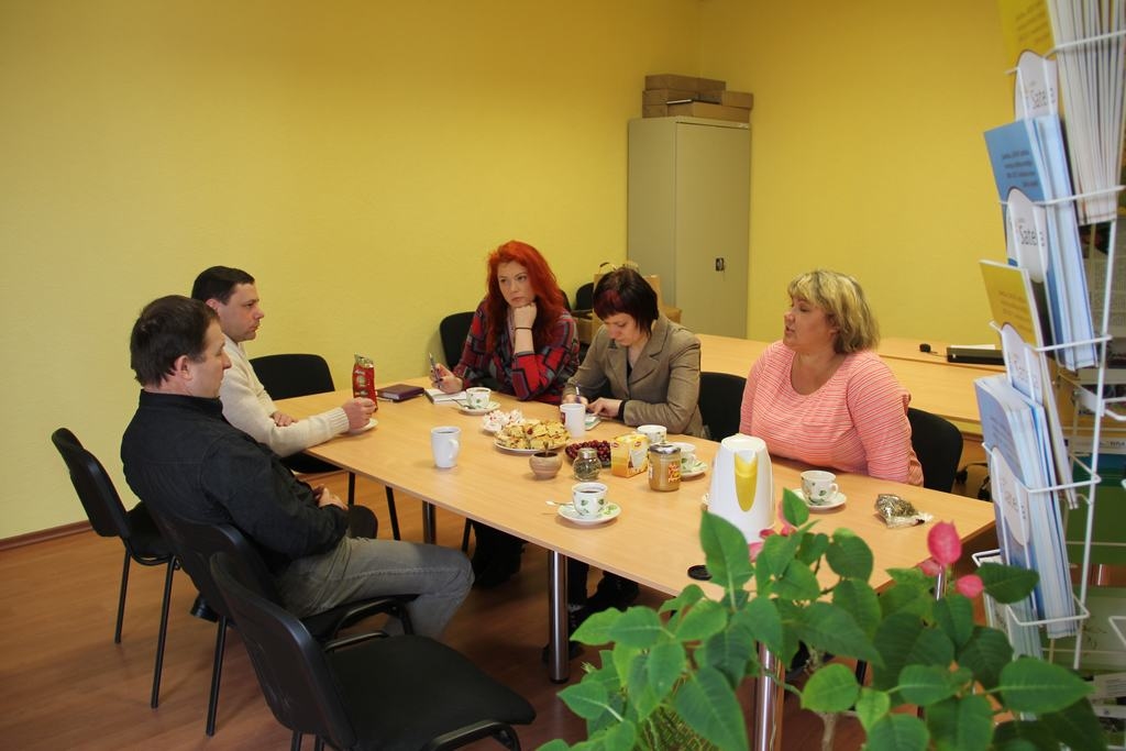 TIKŠANĀS. Biedrības “Sateka” koordinatore Daiga Gargurne (no labās) sarunā ar Pļaviņu novada pārstāvjiem — Elitu Kaņepēju, Līvu Davidovu, Mārtiņu Daģi un Andri Zepu.      	    
Autors: no Pļaviņu uzņēmēju biedrības arhīva