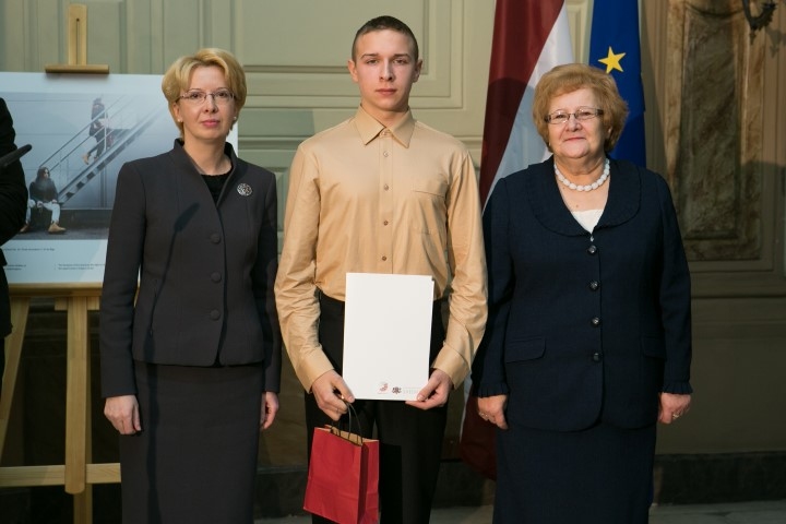 APBALVOŠANAS PASĀKUMĀ. Mārtiņš Dubovskis kopā ar Saeimas priekšsēdētāju Ināru Mūrnieci (no kreisās) un Saeimas deputāti, Sociālo lietu komisijas vadītāju Aiju Barču konkursa apbalvošanas ceremonijā Saeimas namā. 

Autors: Saeimas kanceleja