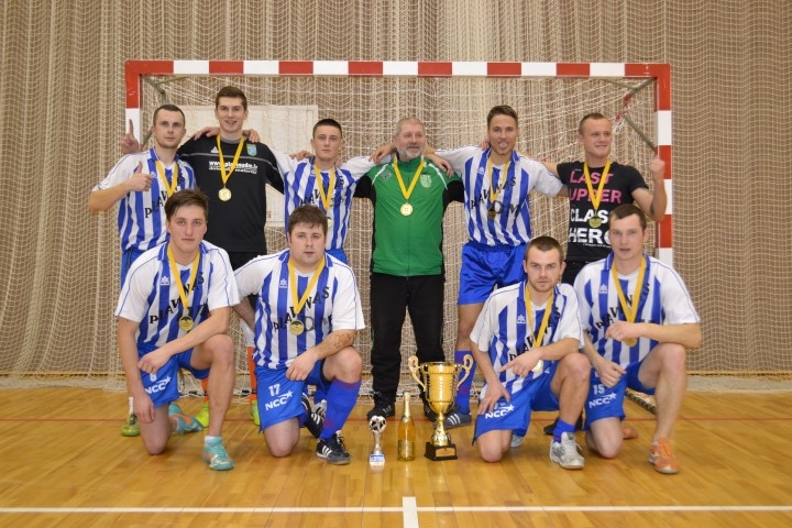 Regulārā čempionāta uzvarētāji. Vienības “Pļaviņas DM” futbolisti un treneris Imants Siliņš palika nepārspēti arī šogad. 
Autors: Ginta Grincēviča