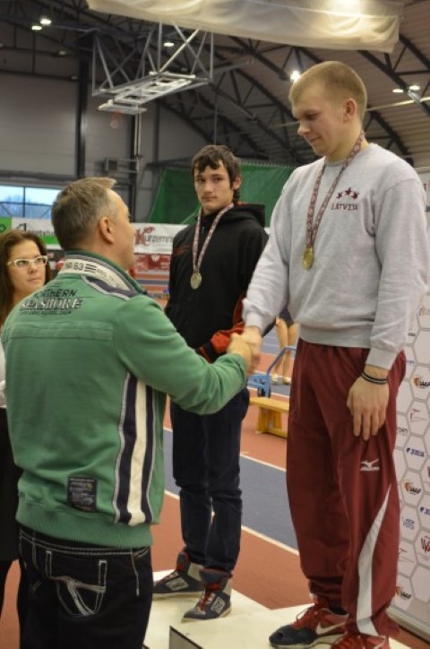 Zelts kārtslēkšanā. Juniors Kristaps Miļkevičs (no labās) Latvijas čempionātā vieglatlētikā telpās uzlaboja savu personisko labāko rezultātu par pieciem centimetriem un kāpa uz goda pjedestāla augstākā pakāpiena.                                                                       
Autors: Antra Grīnberga