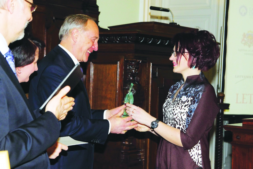 IDEJU NETRŪKST. A. Upīša Skrīveru vidusskolas matemātikas skolotāja Ilze Gaņina saņem “Ekselences balvu” no Valsts prezidenta Andra Bērziņa. 

Autors: no konkursa organizatoru arhīva 