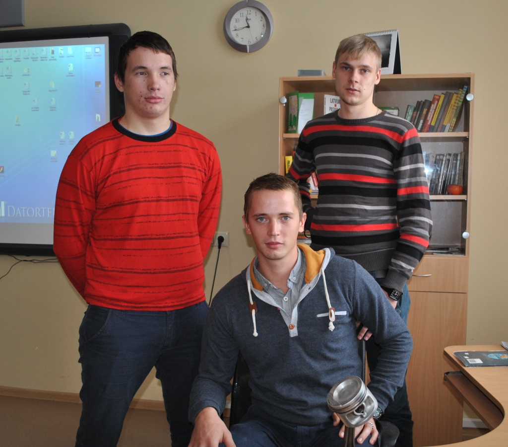 Absolventi. Elvis Gavars (no kreisās), Guntis Ponomorenko un Jānis Lūsis 
Autors: Līga Patmalniece