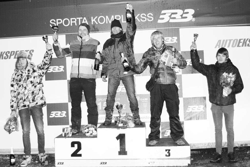 Ir, uz ko tiekties. Edgars Kokorišs (pirmais no kreisās) “333 Ziemas kausa” izcīņas kopvērtējumā ieguva ceturto vietu. Pavisam maz pietrūka, lai kāptu uz goda pjedestāla, taču ir, uz ko tiekties.
Autors: Jānis Galviņš