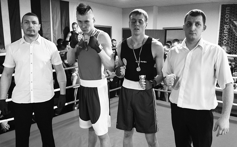 Sudrabs boksā. Silvestrs Stuglis (otrais no kreisās) veiksmīgi aizvadīja savu pirmo boksa turnīru, izcīnot otro vietu.

Autors: no personīgā arhīva