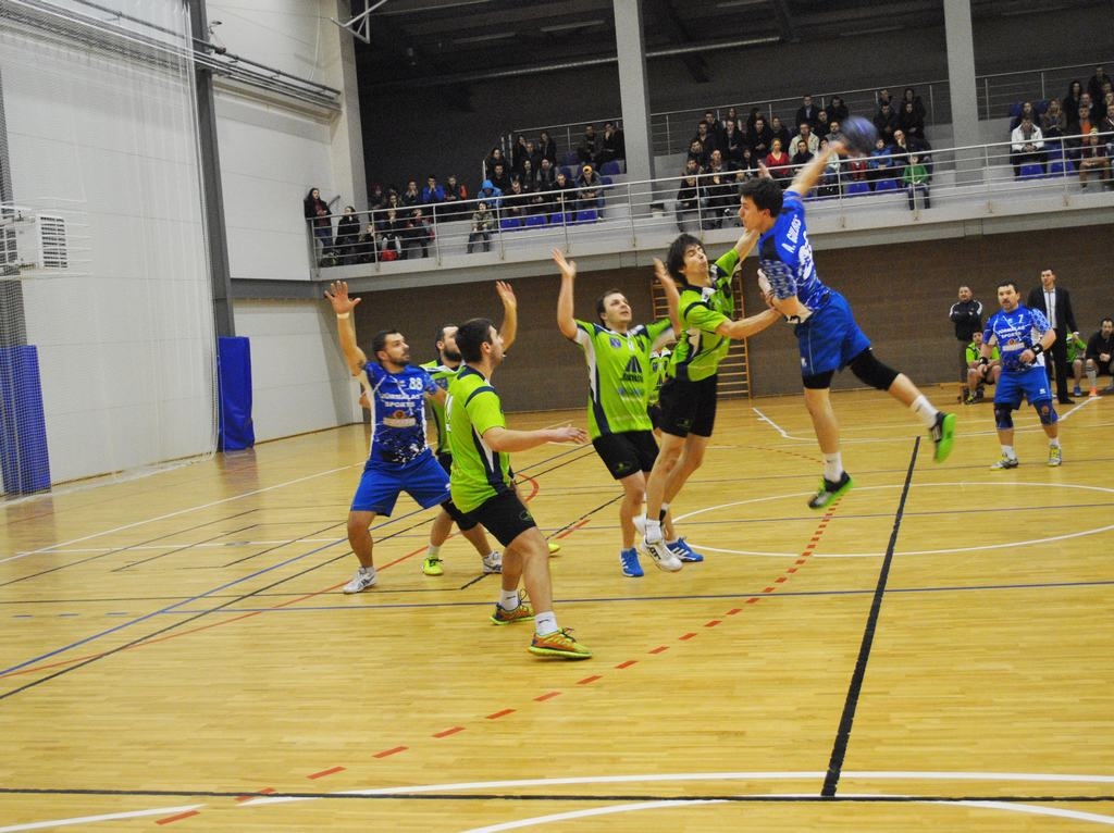 Pretinieku aptur lidojumā. Vienības „Skrīveri/Aizkraukle” spēlētāji ne tikai realizēja uzbrukumus, bet arī vienoti darbojās aizsardzībā neļaujot jūrmalniekiem gūt vieglus vārtus.
Autors: Ginta Grincēviča