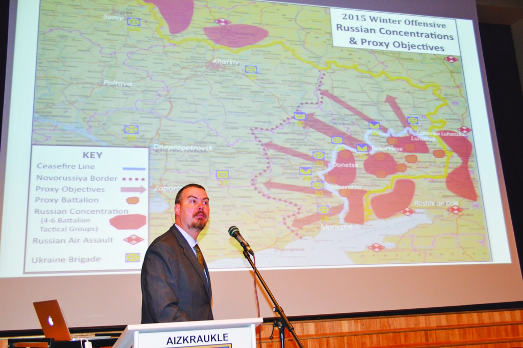 KARŠ BEZ KARA PIETEIKUMA. Latvijas Nacionālās aizsardzības akadēmijas Drošības un stratēģiskās pētniecības centra pārstāvis Jānis Bērziņš, stāstot  par Krievijas jaunās paaudzes karu, rāda attēlus un kartes par Krievijas iebrukumu Ukrainā. 
Autors: Guna Mikasenoka