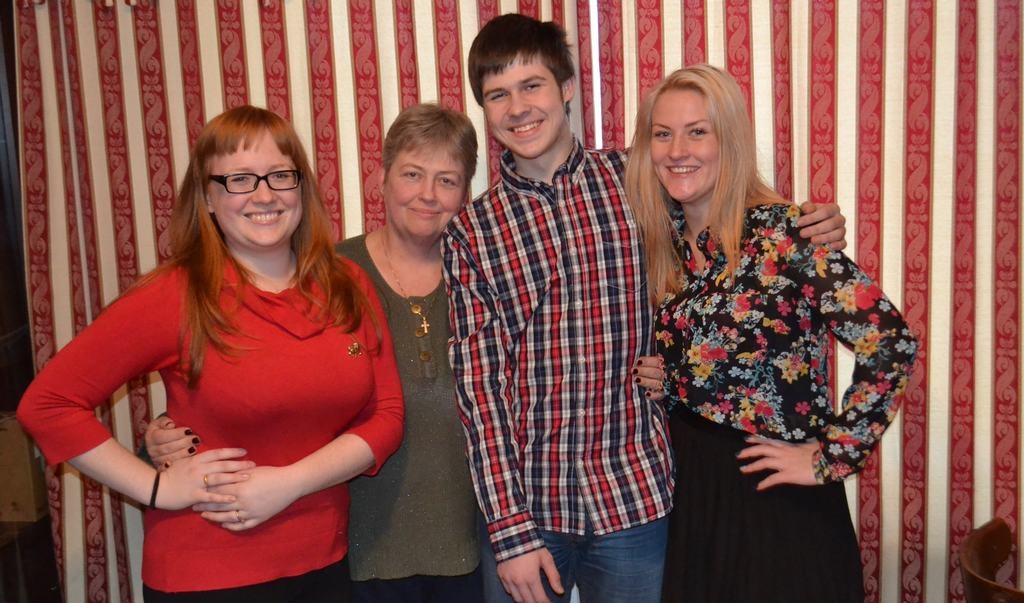 Kupls atbalstītāju loks. Māsa Krista Asmusa (no kreisās), mamma Lita Grāve un māsas draudzene Ella Strazda tic, ka Otto sasniegs iecerēto. 
Autors: Ginta Grincēviča