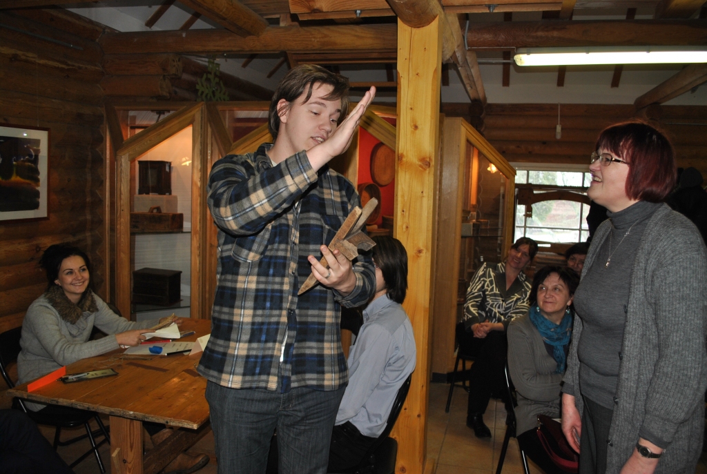 Palīgs saimniekam. Jānis Sarmis Bajinskis no Neretas Jāņa Jaunsudrabiņa vidusskolas 12. klases viegli tika galā ar kalpiņa jeb palīgierīces zābaku novilkšanai funkciju aprakstu.
Autors: Imants Kaziļuns