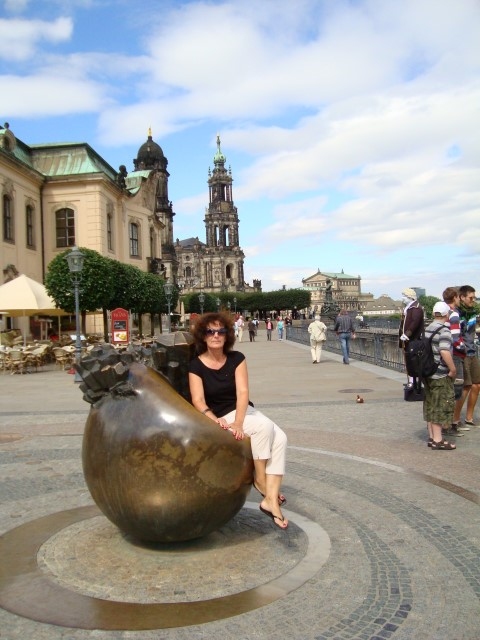 CEĻOJUMA LAIKĀ DRĒZDENĒ. Par Drēzdeni Anitai ir ļoti  jaukas atmiņas, kā  vienatnē klīdusi pa pilsētu un baudījusi tās skaistākās vietas. 

Autors: no Anitas Kokinas albuma 