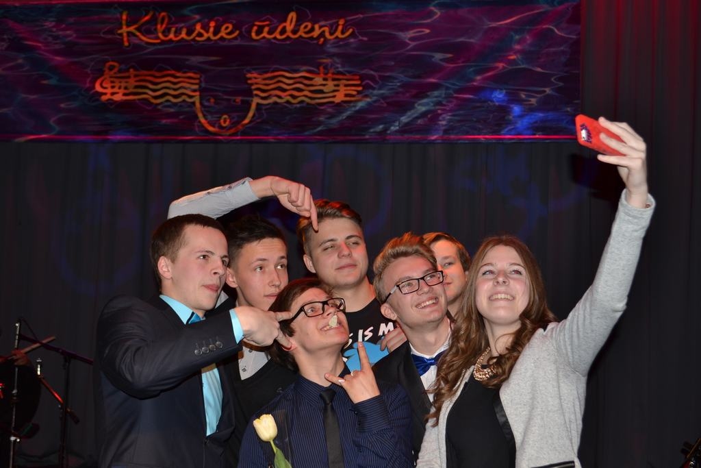 Pašbilde kopā ar draugiem. Konkursa uzvarētāja Dāvja Paugura (centrā) slavas mirklis.	
Autors: Līga Patmalniece