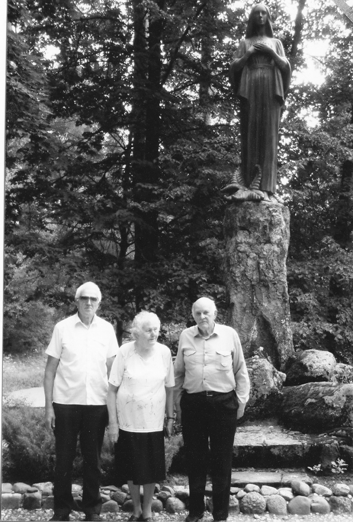 ABSOLVENTU SALIDOJUMĀ. Kārlis Krūmiņš (no kreisās) ar pasniedzējiem pie Madonnas skulptūras.