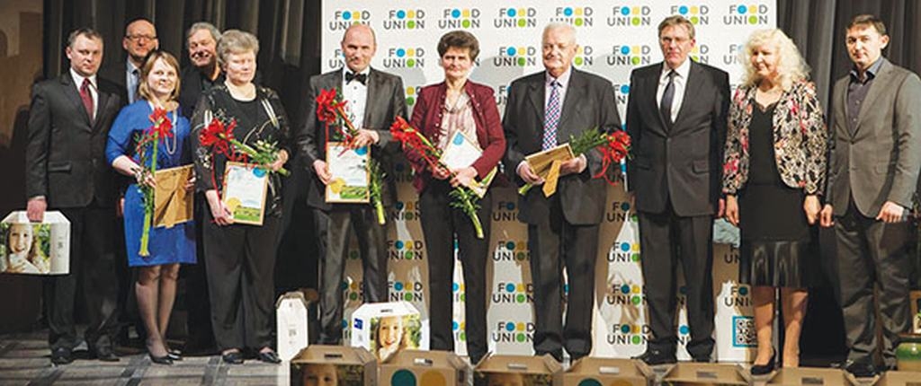 Ilgstoša sadarbība — stabilitāte. Jānis Miezītis (sestais no labās) ar Rīgas piena kombinātu sadarbojas vairāk nekā 25 gadus. 

Autors: publicitātes 