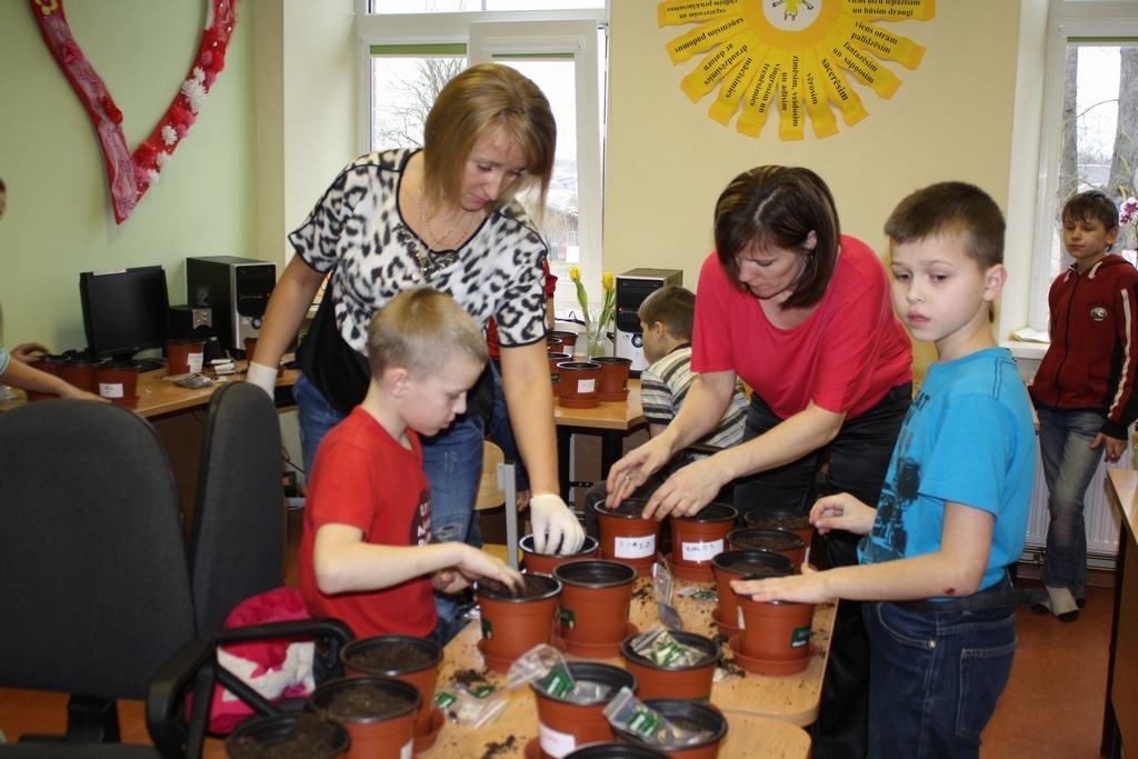 RŪPĪGS DARBS. “Pepijas” apmeklētāji kopā ar vadītājām strādāja ļoti cītīgi. 
Autors: Sandra Pumpure