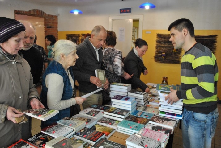 Jaunākās grāmatas par aktuālām tēmām. Tirdziņā lasāmvielas tīkotāju netrūka.
Autors: Imants Kaziļuns