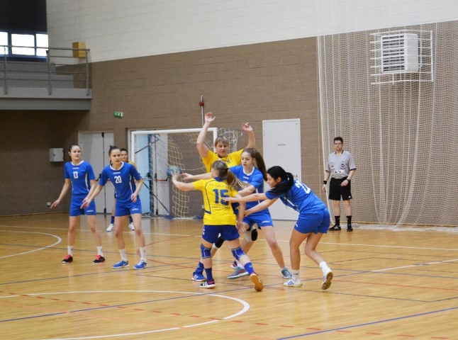 Cīnījās līdz galam. Skrīverietēm bija tikai viena maiņas spēlētāja, tādēļ handbolistēm trūka spēka, lai apturētu pretinieču ātros uzbrukumus. 
Autors: Ginta Grincēviča