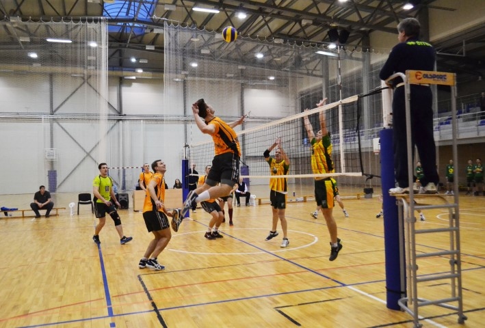 Pretinieki bezspēcīgi. Uzbrucējs Edgars Glāznieks (gaisā) guva vairākus punktus savas komandas labā un tika atzīts par vienu no labākajiem spēlētājiem.
Autors: Ginta Grincēviča