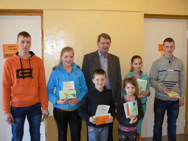 UZVARĒTĀJI NOSKAIDROTI. Konkursa iniciators un atbalstītājs Andris Kristons (centrā) un daļa uzvarētāju — Gints Vērdiņš (no kreisās), Eva Tomaševska, Edijs Kosmačevskis, Evelīna Šlesere, Krista Ģēģere un Kaspars 
Petriks.
Autors:  Dzintra Sniedze