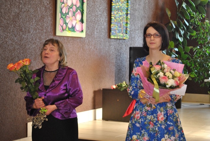 Māte un meita — gaviļnieces un mākslinieces. Irēna Skudra-Kluša šogad svinējusi apaļu, savukārt Ieva — pusapaļu jubileju.
Autors: Imants Kaziļuns