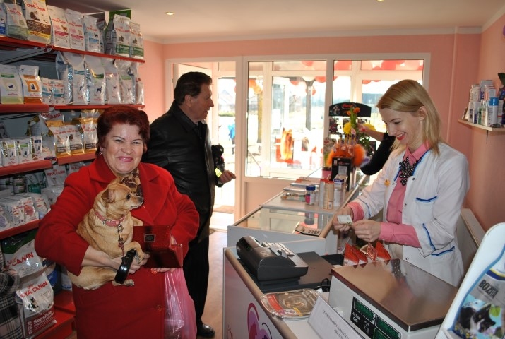 Pirmā pircēja. Jevgenijai Jeklavai līdz veikalam vien pāris soļu, jo dzīvo mājā, kurā tas ierīkots.
Autors: Imants Kaziļuns
