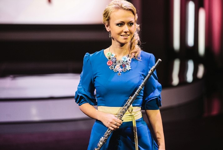 EGIJA VELDRE koknesiešiem māca flautas spēli.
Autors: no www.lsm.lv