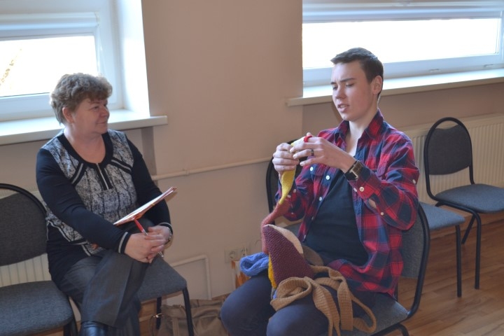 Zināšanas demonstrē praktiskajās nodarbībās. Neretietis Dāvis Gorbačovs Daigai Martinsonei stāsta visu, ko zina par gremošanas sistēmu.
Autors: Ginta Grincēviča