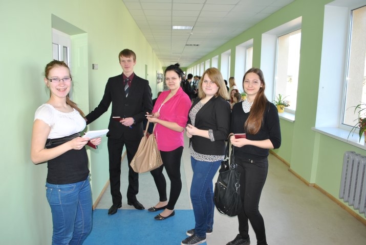 PAR SEVI PĀRLIECINĀTI. A. Upīša Skrīveru vidusskolas 12. klases audzēkņi  Kristīne Leitāne (no kreisās), Jānis Mežraups, Agrita Strazdiņa, Viktorija Matvejeva un Valērija Iļjiniha vakar eksāmenu krievu valodā kārtoja Aizkraukles novada ģimnāzijā.
Autors: Līga Patmalniece