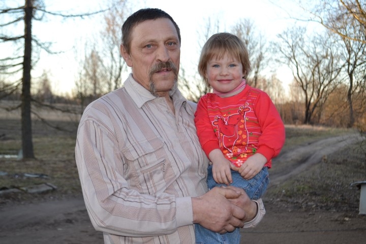 Kopā no četru mēnešu vecuma. Vecātēva luteklīte, vienīgais mazbērns — Montiņa.
Autors: Imants Kaziļuns