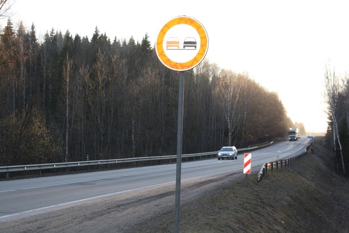 PAREDZĒTS REMONTS. Šajā autoceļa posmā pie tilta pār Pērsi autovadītājiem šovasar, iespējams, būs jārēķinās ar satiksmes ierobežojumiem. 
Autors: Sandra Pumpure