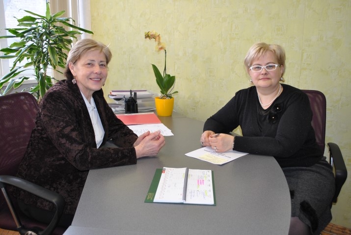 PĀRROBEŽU LIETAS ir sarežģītas, vajadzīgas juridiskās zināšanas, precizitāte — atzīst tagadējā bāriņtiesas priekšsēdētāja Liāna Purvinska (no labās) un bijusī priekšsēdētāja, tagadējā bāriņtiesas locekle Inta Krieva. 
Autors: Guna Mikasenoka