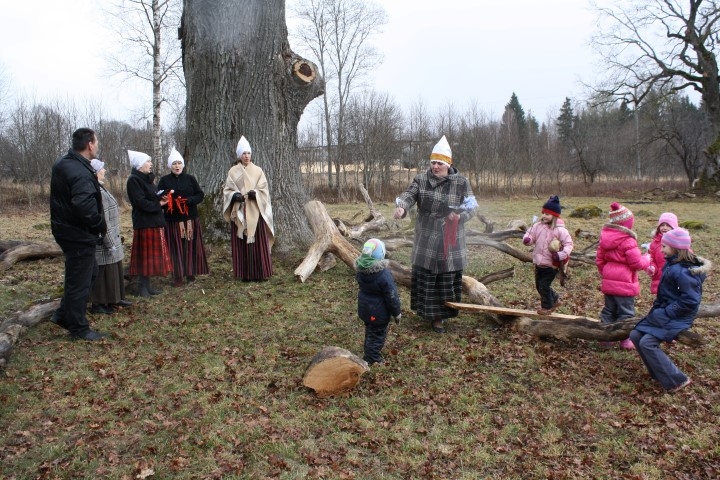 LIELA DIENA ATNĀKUSI — to ieskandina folkloras kopa “Āre”. 
Autors: Sandra Pumpure