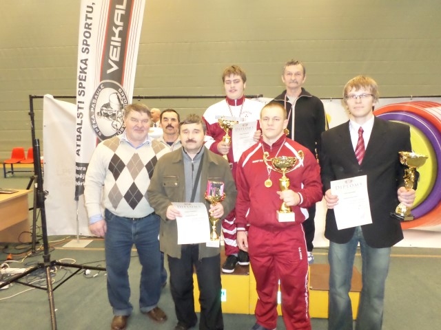 Godalgas un personiskie sasniegumi. Daļa no Aizkraukles komandas pārstāvjiem Latvijas čempionātā svaru stieņa spiešanā guļus Jelgavā.
Autors: no personīgā albuma