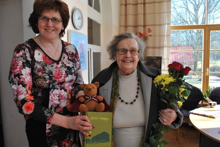 Arī “Staburags” sastapa Lāci Grāmatu svētkos Ērberģē, kur viņš piedalījās visos pasākumos un ļāvās nofotografēties kopā ar skolotāju Daigu Pabērzu (no kreisās) un rakstnieci Lūciju Ķuzāni.
Autors: Imants Kaziļuns