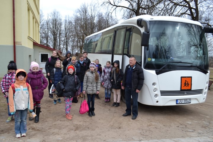 PLAŠS UN KRĀSAINS. Seces pamatskolas skolēni priecājas par skolas autobusa krāsainajiem sēdekļiem un plašumu. Attēlā kopā ar autovadītāju Jāni Siliņu (no labās).
Autors: Imants Kaziļuns