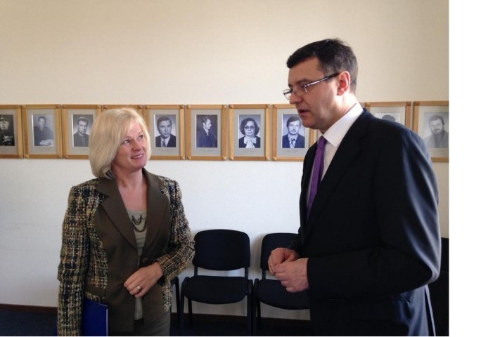 SVARĪGI TIKTIES UN RUNĀT. Pļaviņu novada domes priekšsēdētāja Gunta Žilde diskusijā ar finanšu ministru Jāni Reiru.
Autors: no Finanšu ministrijas arhīva