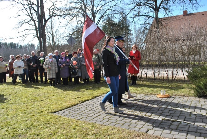 atminoties pagātni. Atvaļinātais Latvijas armijas Gaisa spēku pulkvedis Uldis Filipsons ar karogu dodas pie piemiņas akmens. 
Autors: Imants Kaziļuns