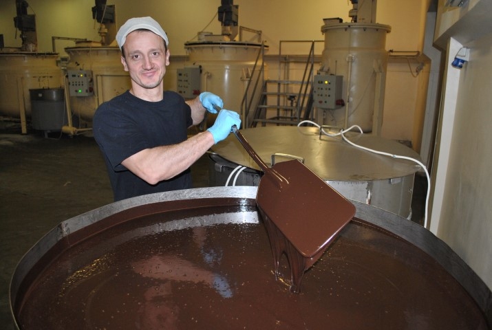 Ar daudzu gadu pieredzi. Viens no pieredzējušākajiem speciālistiem — glazūru ražošanas operators aizkrauklietis Genādijs Mališevs.
Autors: Imants Kaziļuns