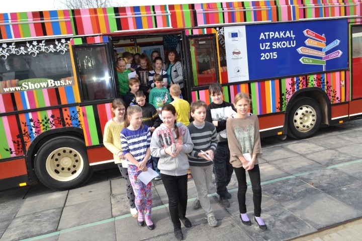 Atpakaļ uz skolu. Stundas ceturksnis ES ekspresbusiņā 4.b klasei un skolotājai Ilzei Elksnei paskrēja kā acumirklis.
Autors: Imants Kaziļuns