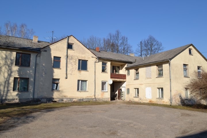 NAMS KALNA IELĀ 3. Jaunjelgavas novada pašvaldība ieguldīs aptuveni 20 000 eiro ēkas remontā, lai to padarītu pievilcīgāku jaunajiem iemītniekiem.
Autors: Līga Patmalniece