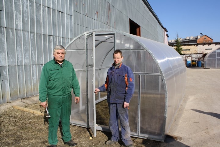 PIEREDZE NODER. Vieni no ilggadējiem uzņēmuma darbiniekiem ir Aldis Vuškāns (no kreisās) un Sergejs Citovičs. 
Autors: Sandra Pumpure