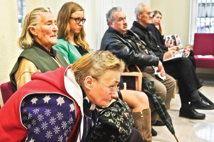 Daudzi seniori aktīvi piedalās sabiedriskajā dzīvē, allaž gatavi apgūt ko jaunu un iestāties par savām tiesībām. Tikpat svarīgas ir paaudžu attiecības, par kurām jāgādā visiem iesaistītajiem, norāda speciālisti.
Autors: Raitis Puriņš