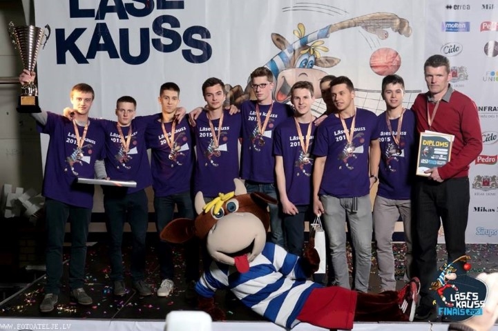 Bronzas ieguvēji. “Lāses kausā” kopā ar treneri Ivaru Māliņu.
Autors: no “Lāses kausa” arhīva