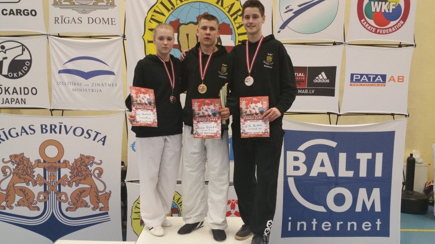 Spēcīgs trio. Alise Skudra (no kreisās), Alekss Fetkuļins un Nils Vaiders izcīnīja godalgas kumite cīņas sporta veidā.