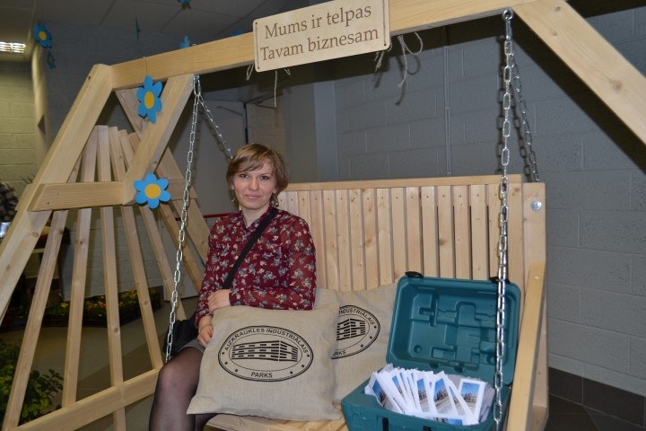 Sadarbības partnera šūpolēs. Aizkraukles industriālā parka administratore Liene Mačuļska.
Autors: Imants Kaziļuns